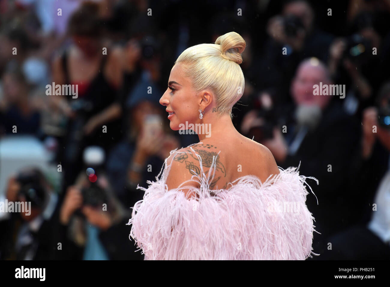 Venise, Italie. Août 31, 2018. La chanteuse Lady Gaga va sur le tapis rouge lors de la première mondiale du film comédie musicale "une étoile est née' au Festival du Film de Venise. Le film festival se déroulera du 29 août au 8 septembre et a lieu pour la 75e fois cette année. Crédit : Felix Hörhager/dpa/Alamy Live News Banque D'Images