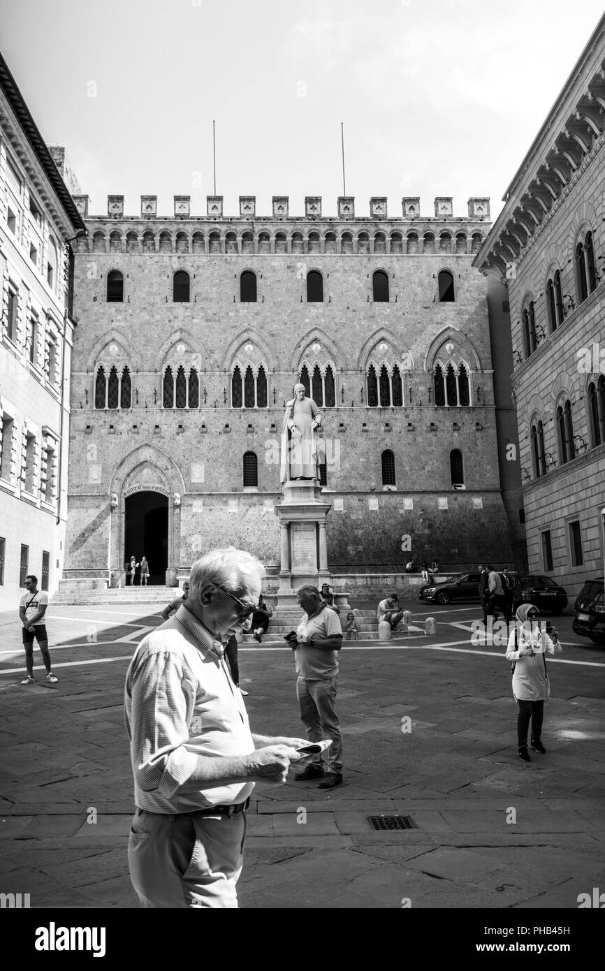 Journal de lecture à la retraite sur l'établi à Pienza Banque D'Images