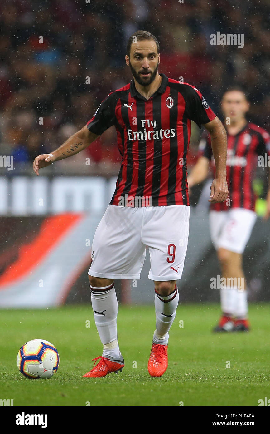 Milan, Italie. 31 août 2018, San Siro, Milan, Italie ; Serie A football, l'AC Milan contre les Roms ; Gonzalo Higuain de Milan contrôle la ball Crédit : Giampiero Sposito/Alamy Live New Banque D'Images