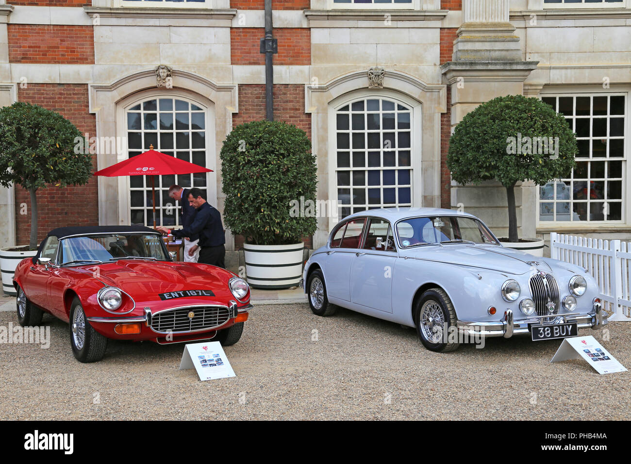 Jaguar E-Type V12 Roadster (1973) et Coombs Jaguar Mk2 (1961) au stand du commerce. Concours d'élégance 2018 Preview (Jour), 31 août 2018. Hampton Court Palace, Londres, Royaume-Uni, Europe. Les plus rares du monde voitures assemblées pour un classique de trois jours et d'événements supercar dans les jardins du Palais Royal. Ian crédit bouteille/Alamy Live News Banque D'Images