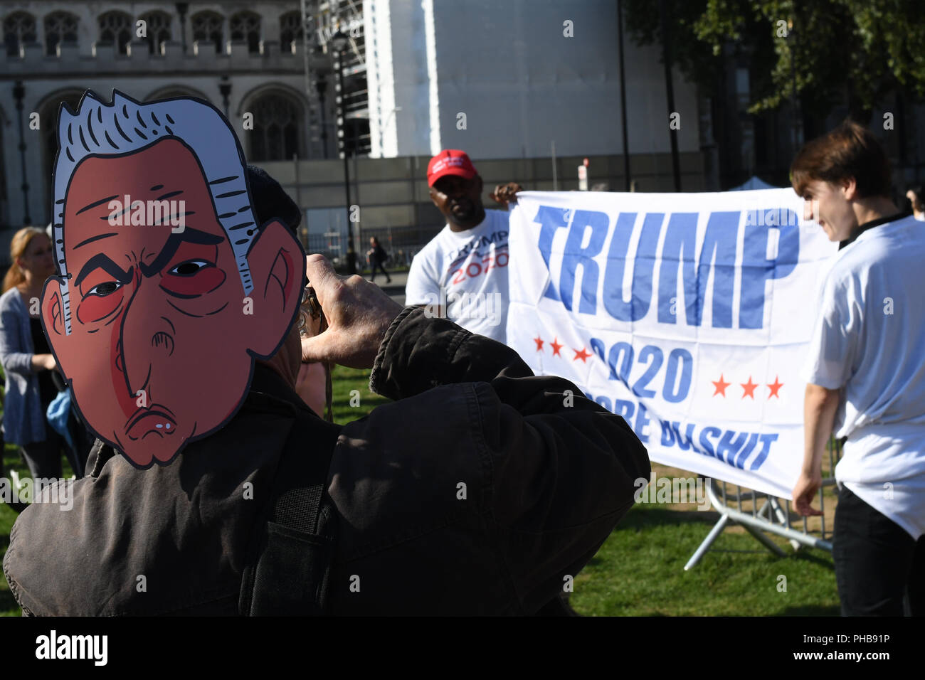 Alt-Right, anti-maire de Londres, prendre la vengeance après Trump bébé avec un 29ft Gaint de ballon en bikini un Sadiq Khan dirigeable de voler au-dessus de Londres à la place du Parlement le 1er septembre 2018, Londres, Royaume-Uni. Banque D'Images