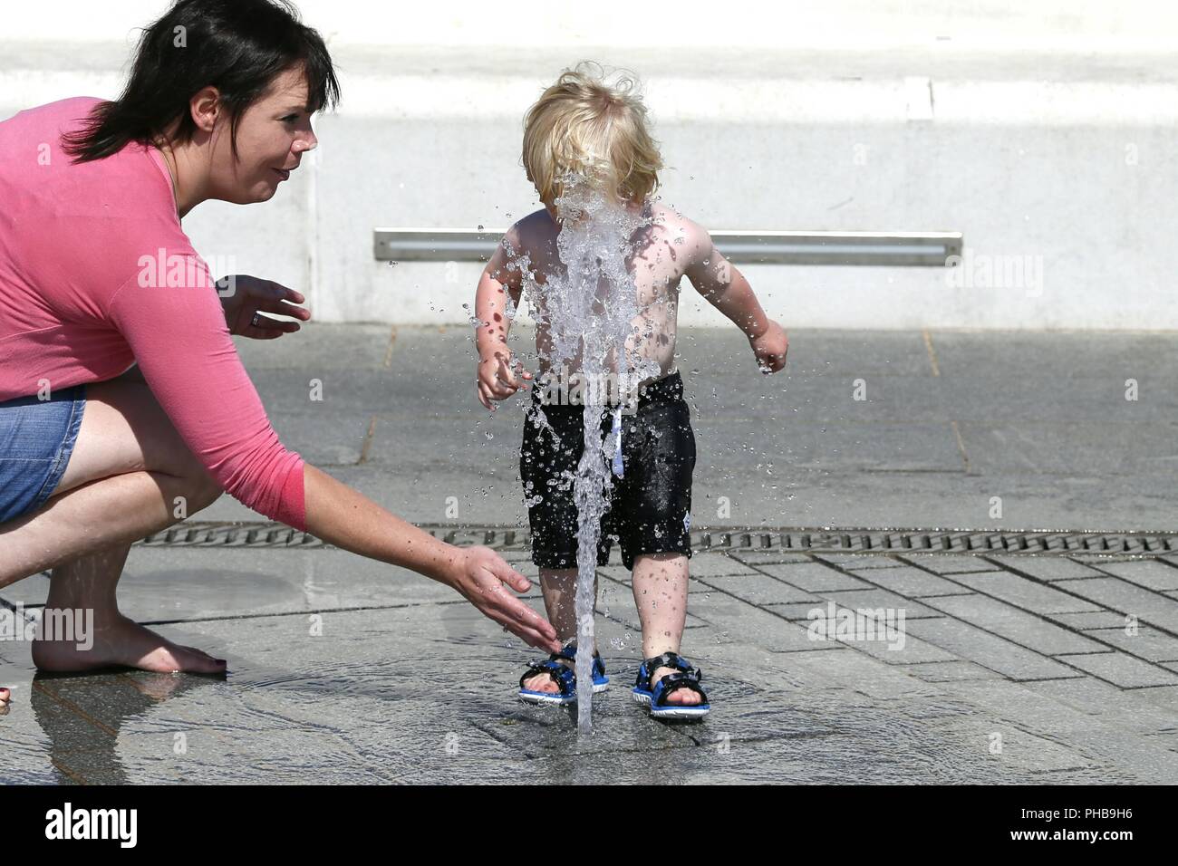 Bexhill-on-Sea, East Sussex, UK. 1er septembre 2018. Météo France : belle matinée ensoleillée avec pas un nuage en vue, hauts de 21c prévu. Enfant d'avoir du plaisir à jouer dans une fontaine d'eau. Crédit photo : Paul Lawrenson /Alamy Live News Banque D'Images