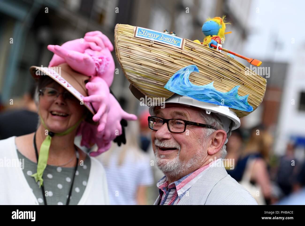 Bridport Hat Festival, Dorset, UK Bridport Hat Festival est une célébration de chapeaux, une levée de fonds pour les organismes de bienfaisance liés à la tête et un géant de l'été se terminant à partie de la ville et des visiteurs - sont toutes dirigées par des bénévoles. Le plus créatif et original, élégant et inventif coiffure combine avec de la musique live, de multiples concours, démonstrations, conférences, expositions, spectacles, un chapeau, des jeux d'enchères, et tous les chiens casquette 'Arrêté' par une énorme masse hat à l'usure en photoshoot Doo Bucky Square sur 'Haturday'. Finnbarr Crédit : Webster/Alamy Live News Banque D'Images