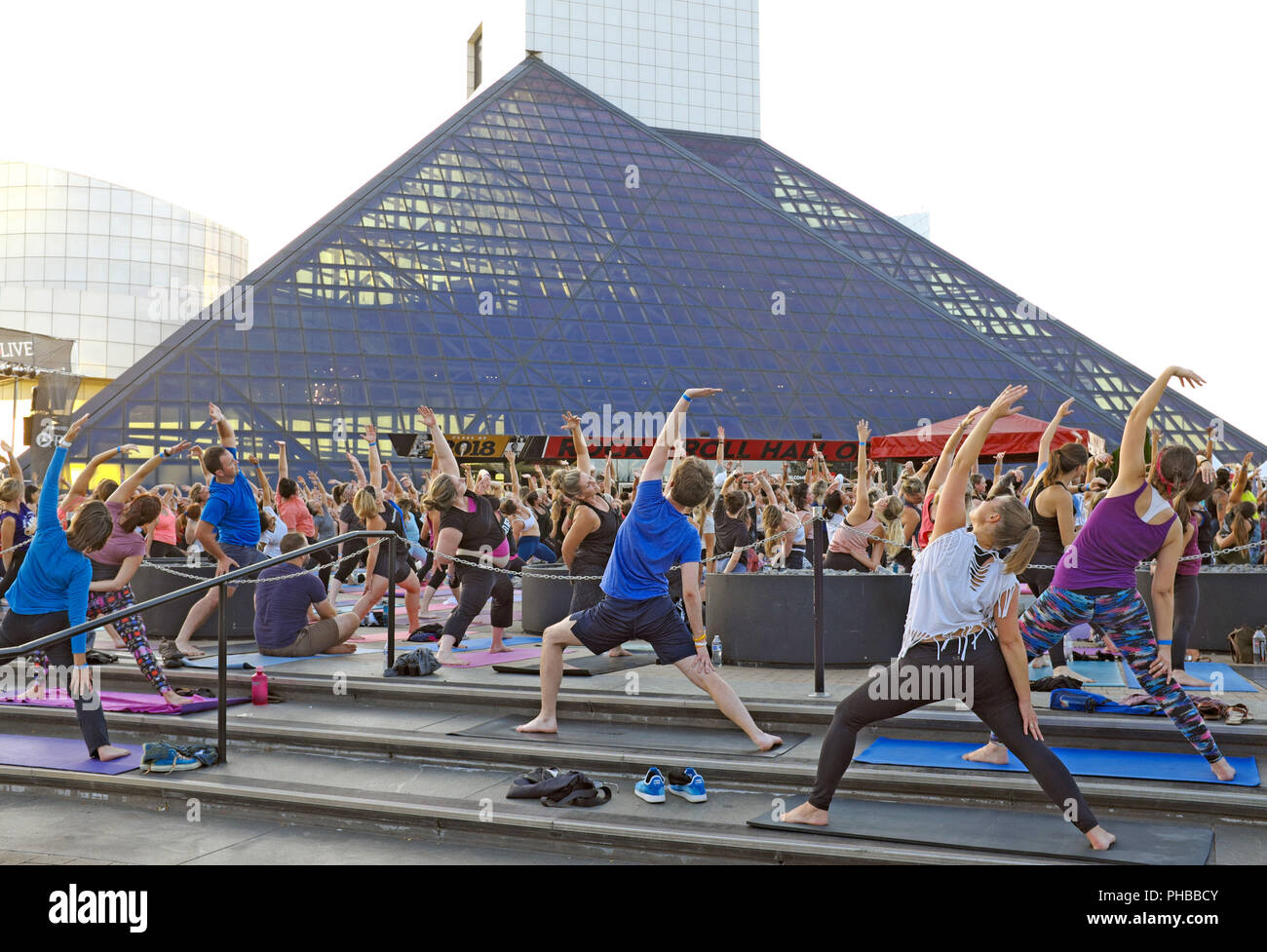 Cleveland, Ohio, USA. Août 31, 2018. L'annuelle de fin de non-événement d'été à la Rock and Roll Hall of Fame est un événement qui yoga de masse du coup en même temps la fête du Travail nous week-end de vacances. Des centaines de personnes se réunissent ce monument de Cleveland au coucher du soleil pour participer à cette manifestation. yoga en plein air Credit : Mark Kanning/Alamy Live News. Banque D'Images