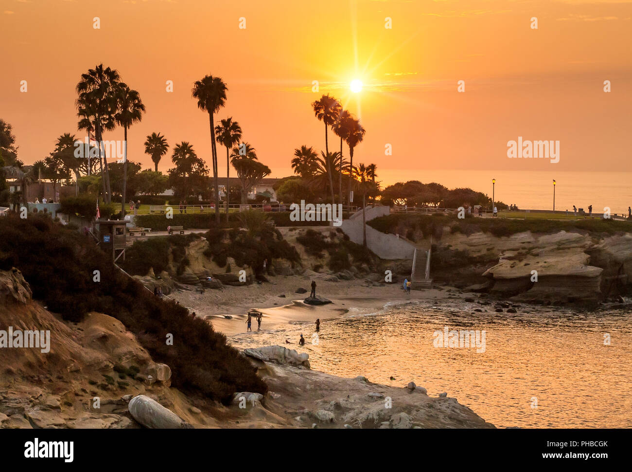 Coucher du soleil à La Jolla Cove, une zone de baignade populaire pour les habitants et les touristes à La Jolla, Californie Banque D'Images