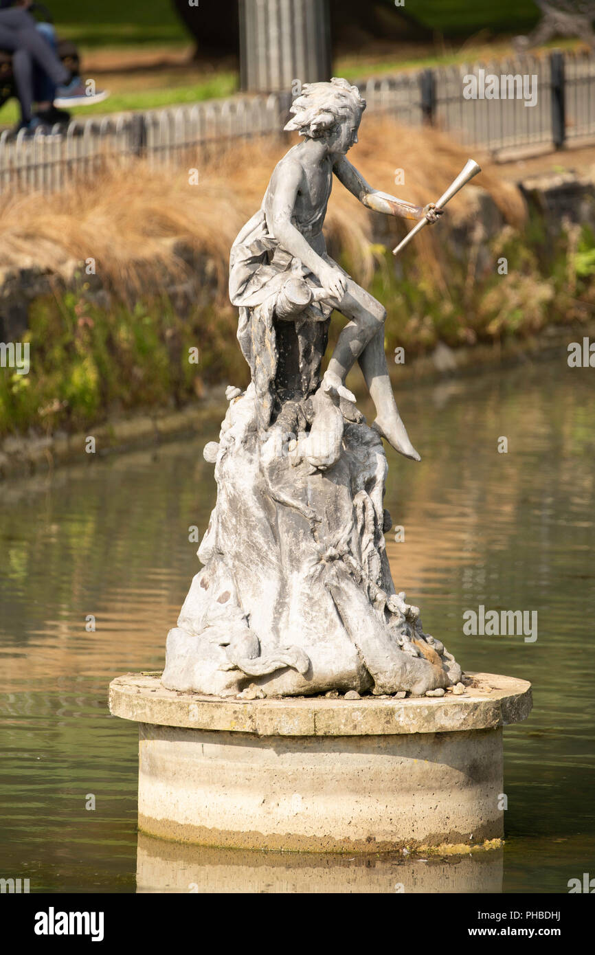 Statue femelle de Canal Gardens, Roundhay Park, Leeds, West Yorkshire, Angleterre, Royaume-Uni. Banque D'Images