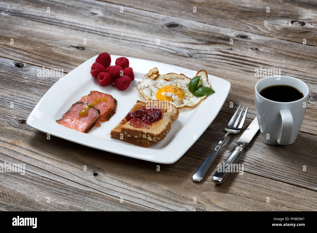 Repas du matin fraîchement préparés sur une table en bois rustique Banque D'Images