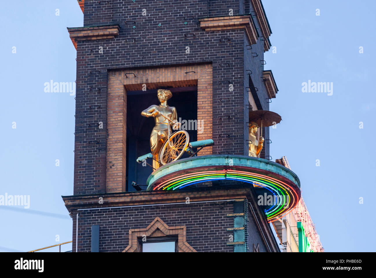 Météo La fille avec son vélo, sculptures dorées dit la météo à Rådhuspladsen, la place de l'Hôtel de Ville, Copenhague, Danemark Banque D'Images