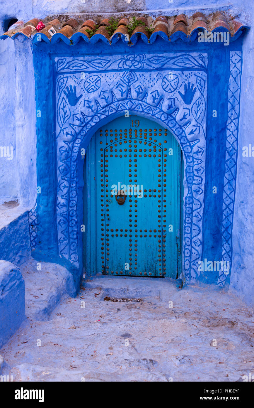 Porte dans Chefchaouen, Maroc Banque D'Images