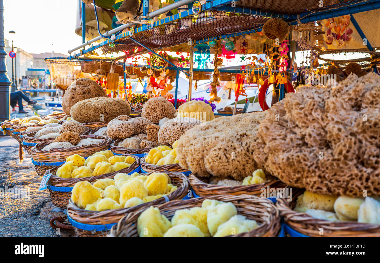 Des souvenirs et des éponges de mer à vendre sur un bateau à La Canée, Crète, îles grecques, Grèce, Europe Banque D'Images