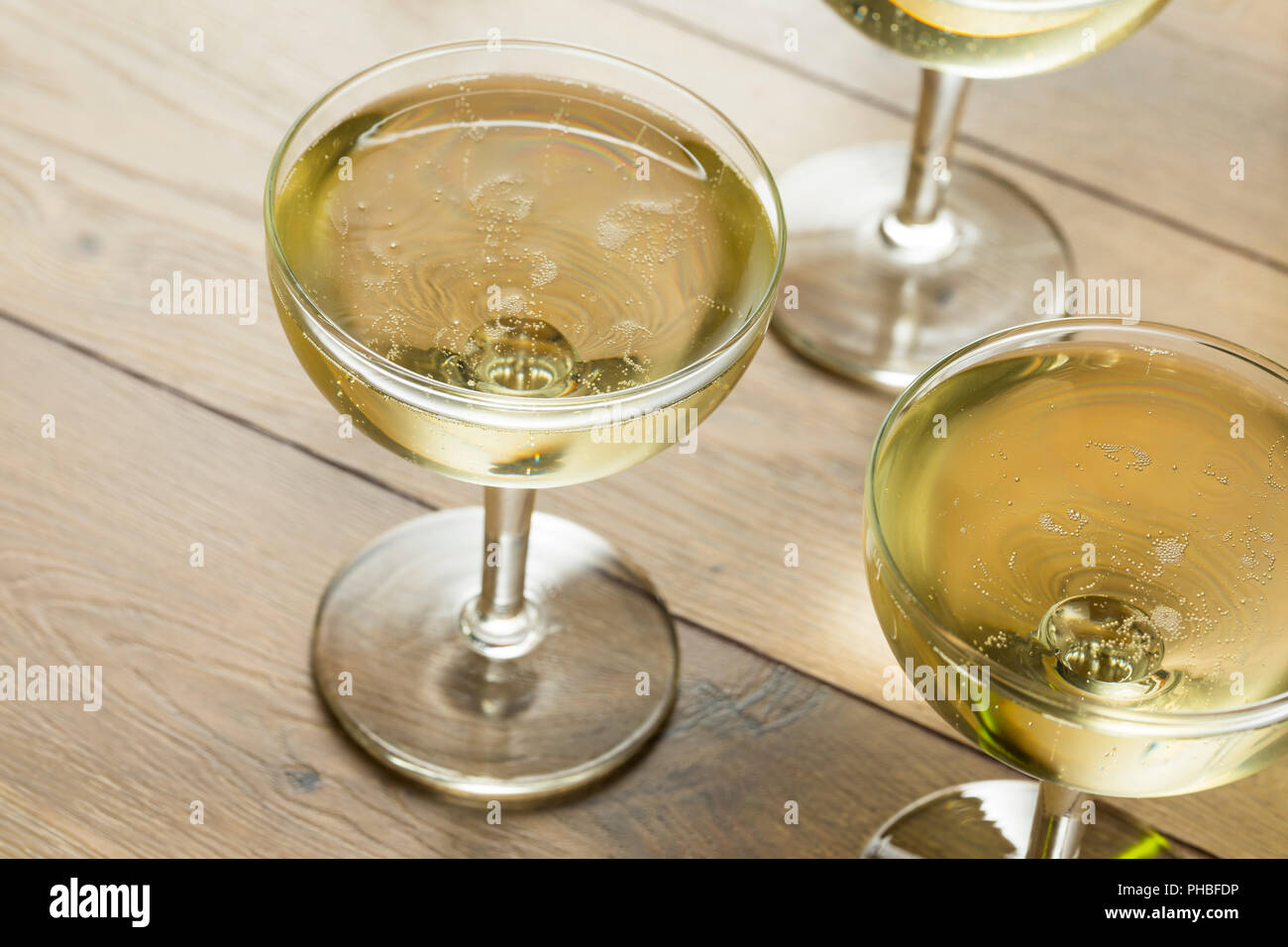 Champagne Vin de Champagne dans une coupe verre Prêt à boire Banque D'Images