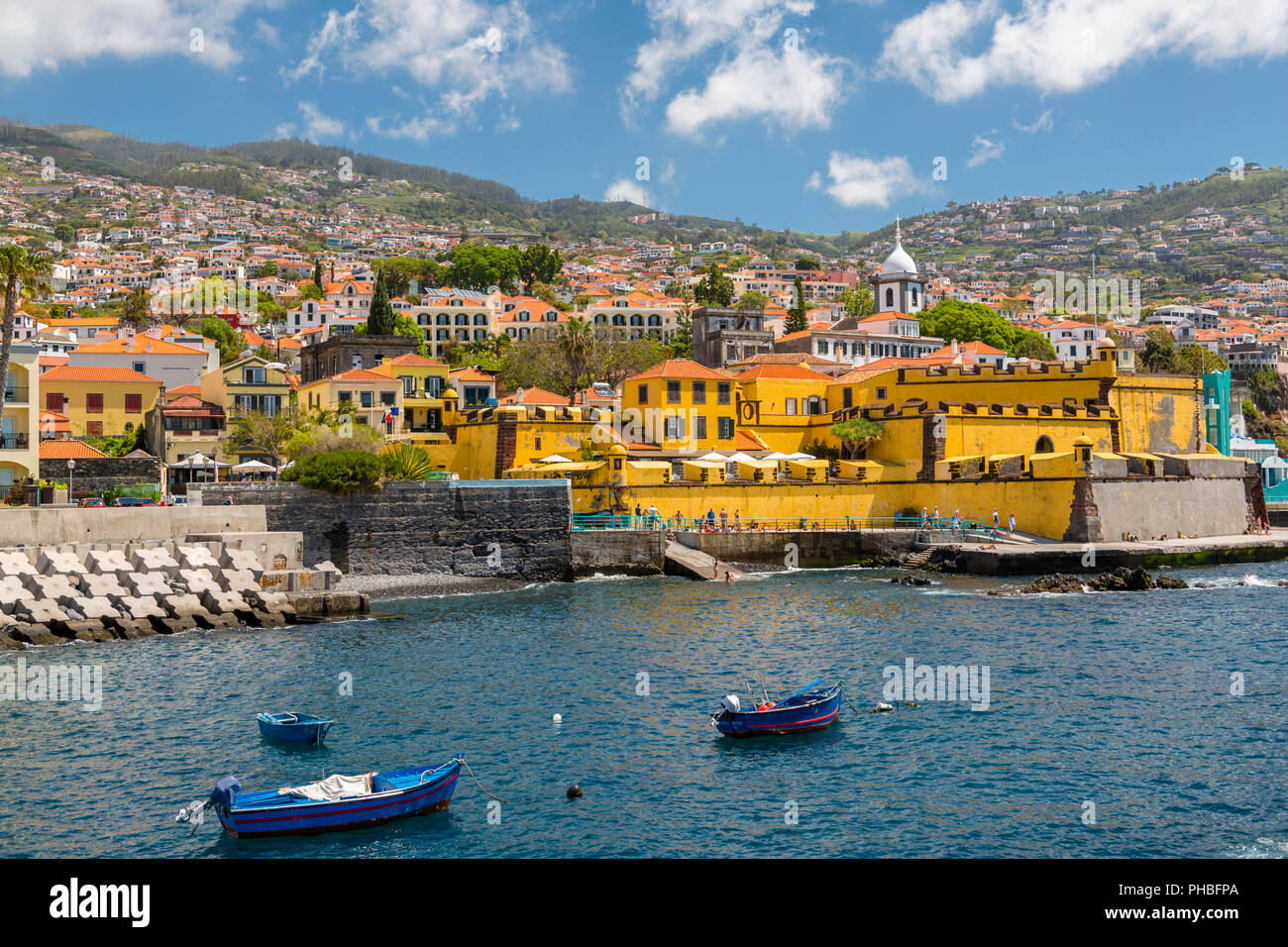 Vue sur les bateaux de pêche dans le port et le Fort St James, Funchal, Madeira, Portugal, Europe, Atlantique Banque D'Images