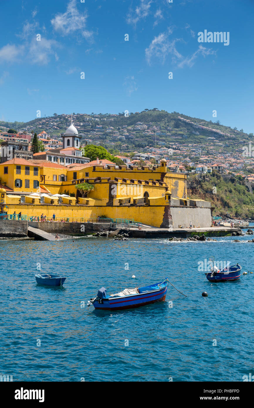 Vue sur les bateaux de pêche dans le port et le Fort St James, Funchal, Madeira, Portugal, Europe, Atlantique Banque D'Images