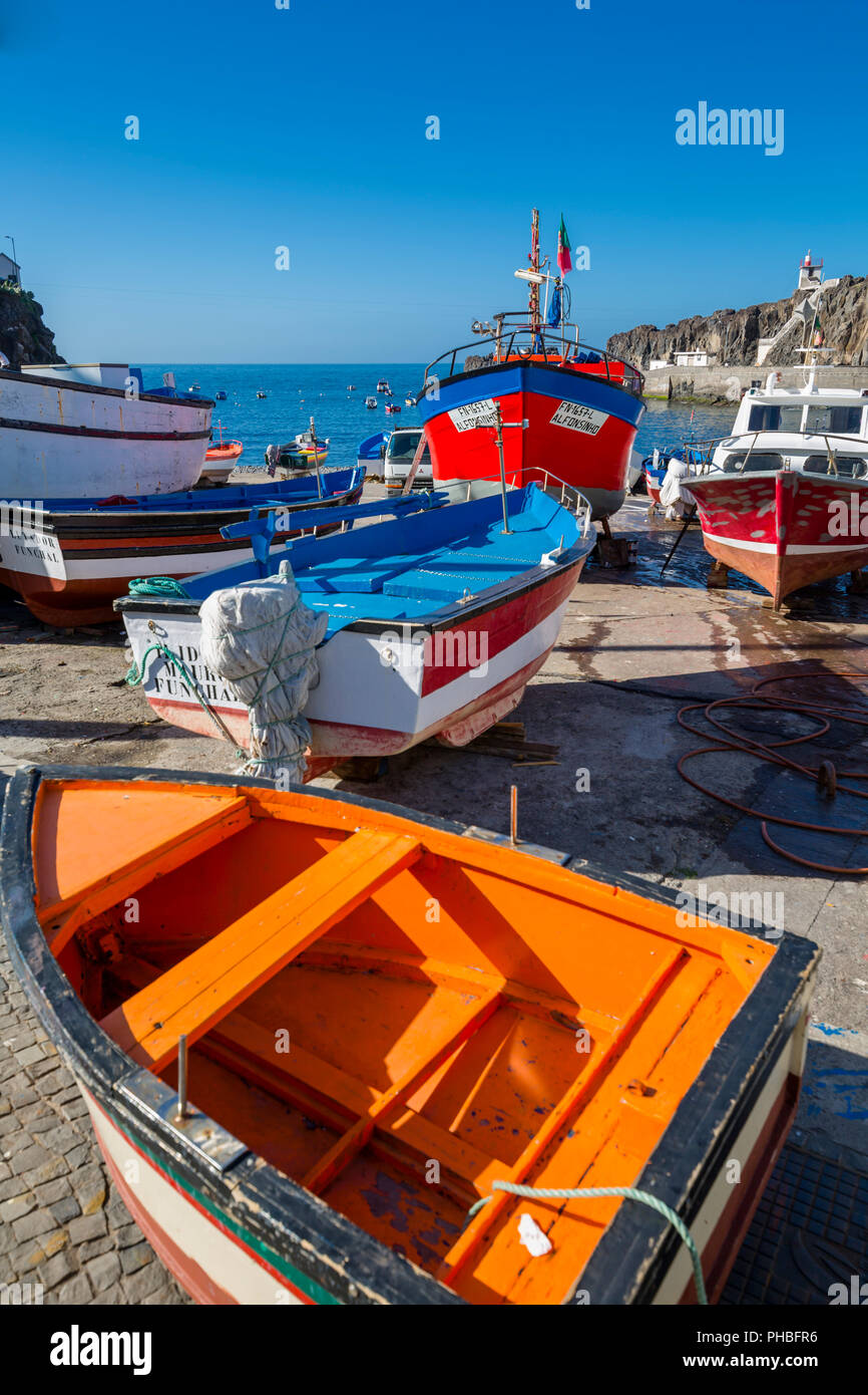 Bateaux de pêche colorés au port de Camara de Lobos, Madère, Portugal, Europe, Atlantique Banque D'Images