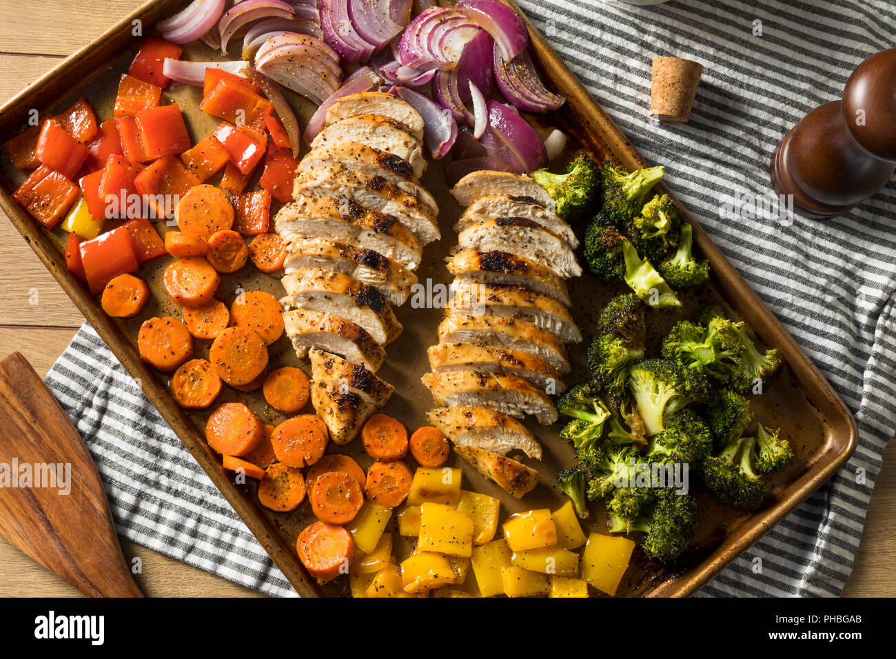 Fiche de poulet fait maison céto Pan avec légumes Arc-en-ciel Banque D'Images
