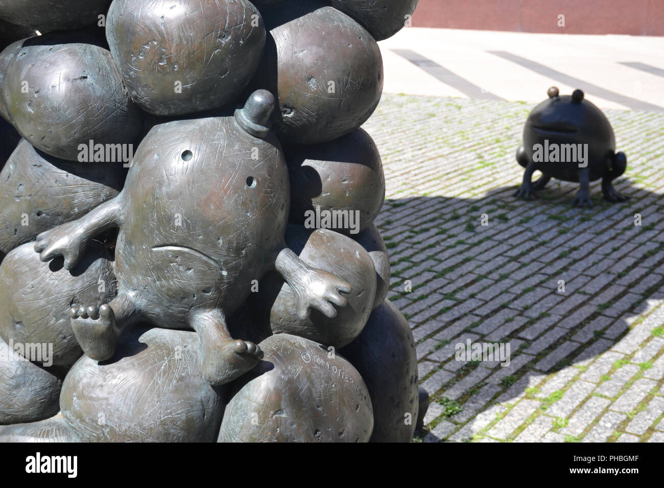 3 juin 2018 - Minneapolis, MINNESOTA : Sculptures dans le palais de justice fédéral Plaza jardin. Auteur : Tom Otterness. Banque D'Images