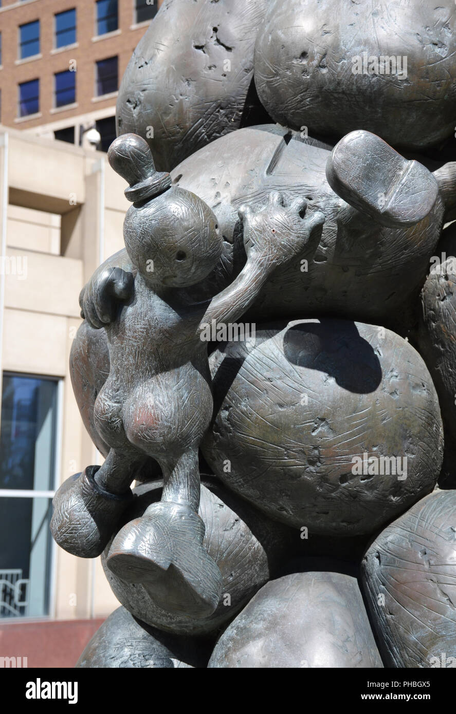 3 juin 2018 - Minneapolis, MINNESOTA : Sculptures dans le palais de justice fédéral Plaza jardin. Auteur : Tom Otterness. Banque D'Images