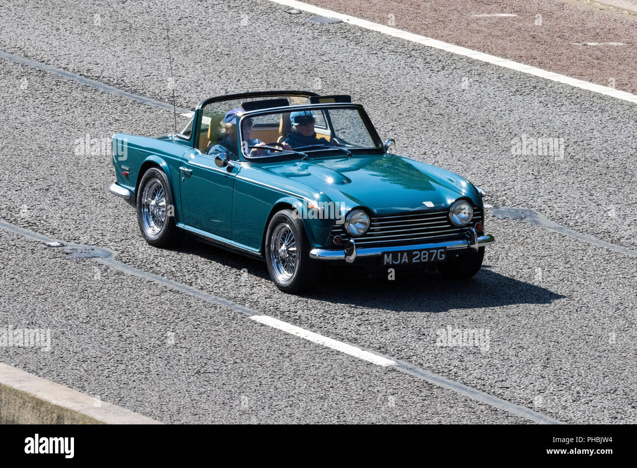Triumph TR5 bleu voiture sport décapotable à deux places. Voitures anciennes Banque D'Images