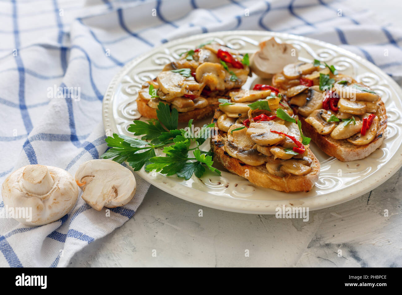 Du pain grillé aux champignons et oignons. Banque D'Images