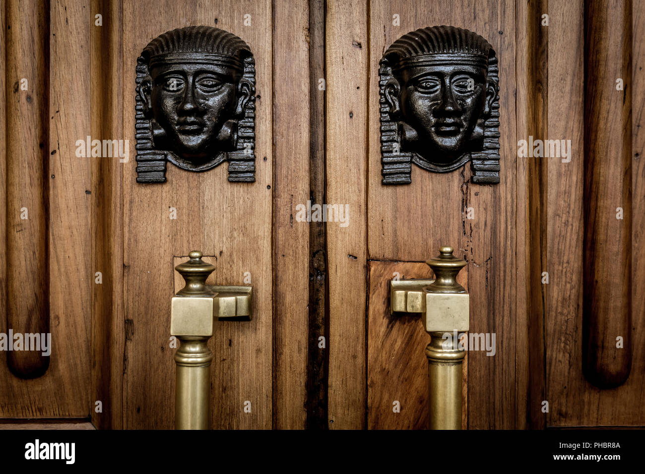 Têtes de sphinx à l'entrée porte en bois Banque D'Images