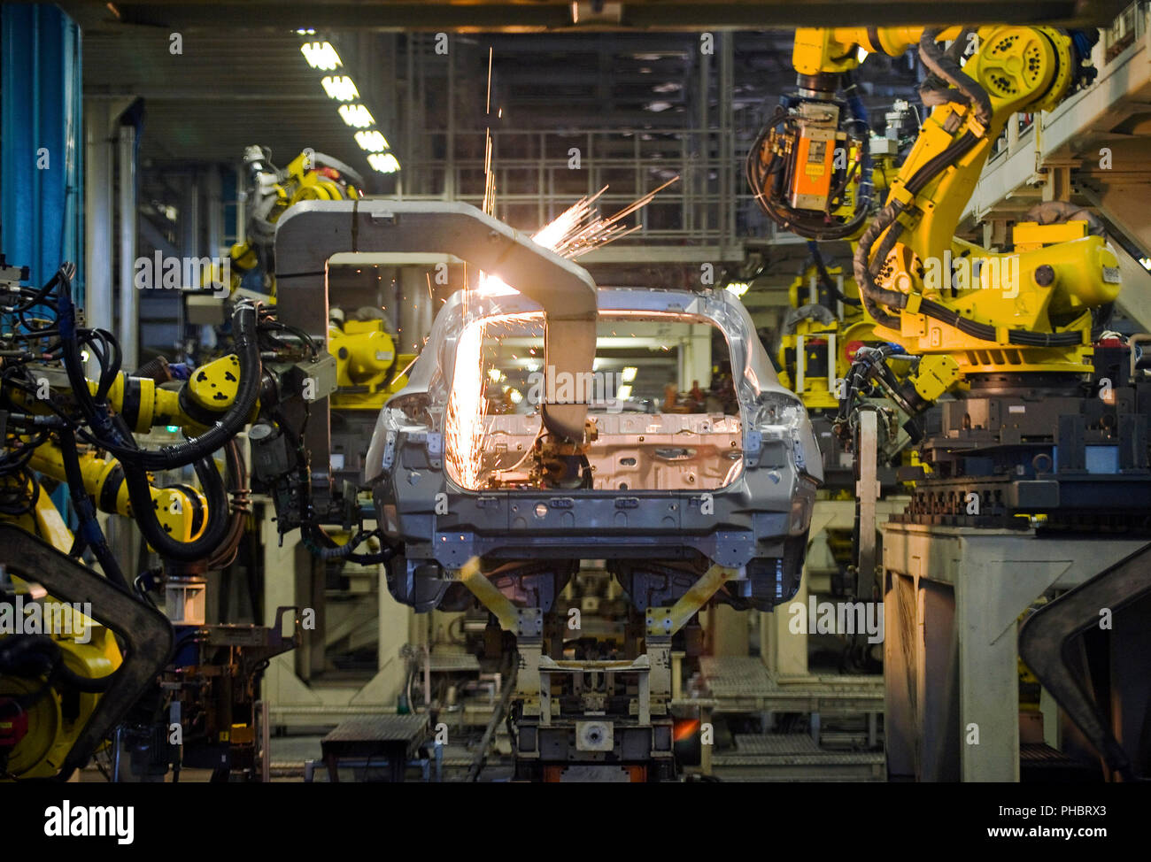 Obtenez des robots de travailler sur le corps d'un nouveau véhicule Nissan Motor Co. à l'usine de montage du constructeur à Fukuoka, Japon Banque D'Images
