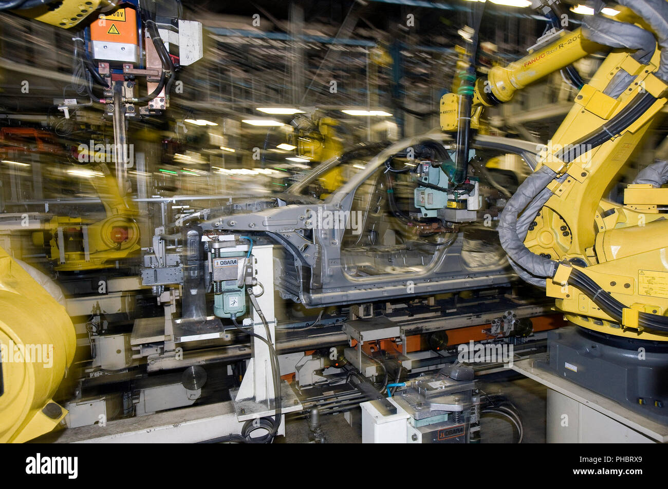 Des robots se mettent au travail sur un véhicule à l'usine d'assemblage de Nissan Motor Co. à Tochigi, au Japon. Banque D'Images