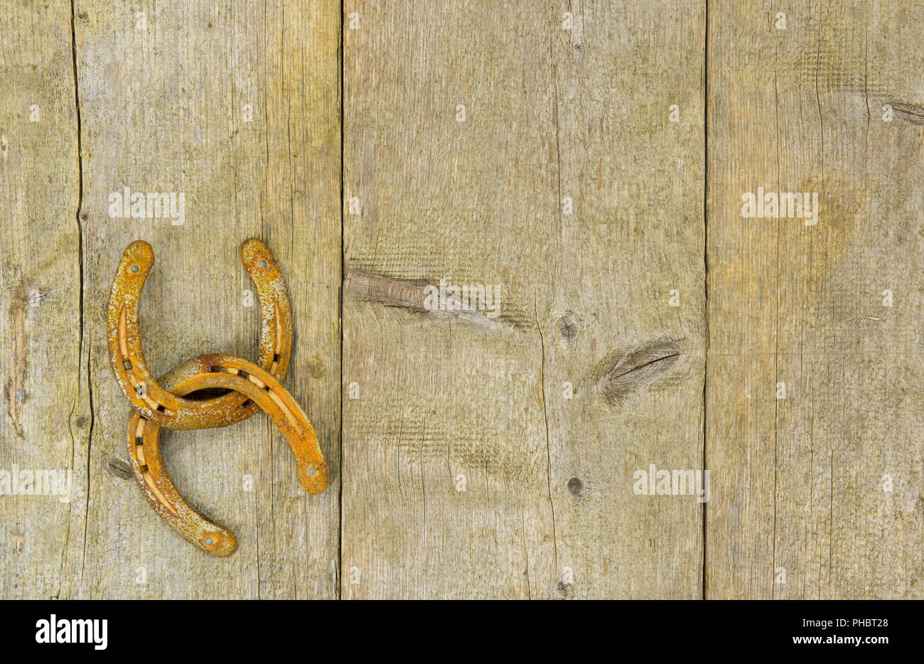 Old rusty fers suspendu à un mur en bois Banque D'Images