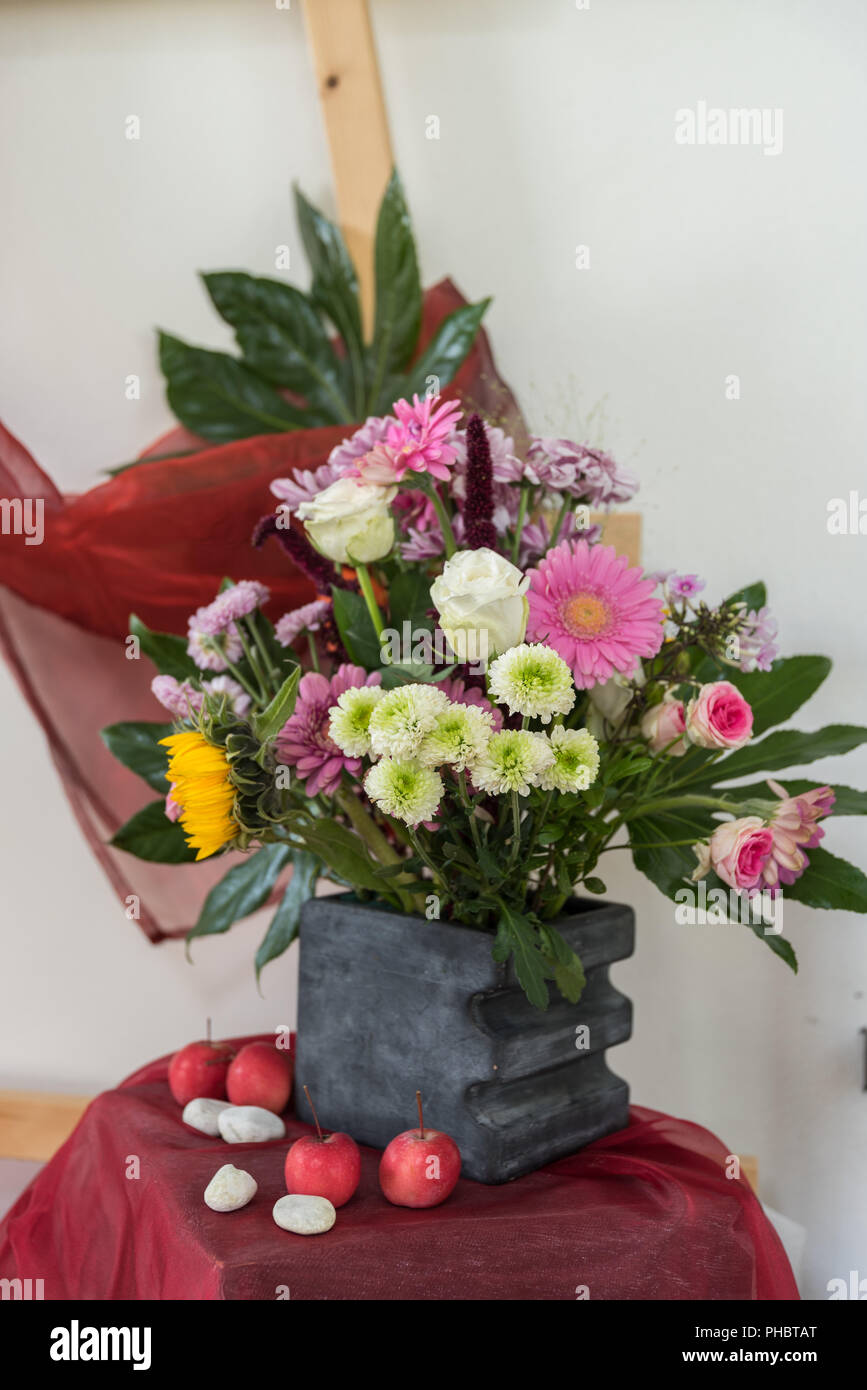 Automne décoration créative avec des fleurs et copy-space - close-up Banque D'Images