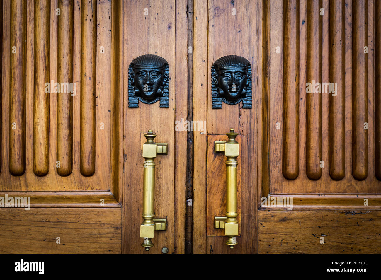 Têtes de sphinx à l'entrée porte en bois Banque D'Images