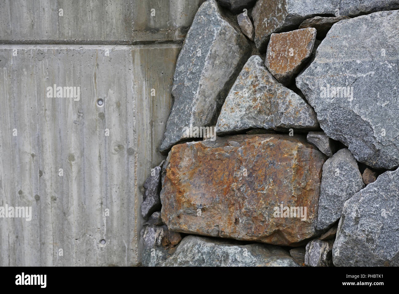 Grand mur de soutènement en béton et pierres gris Banque D'Images