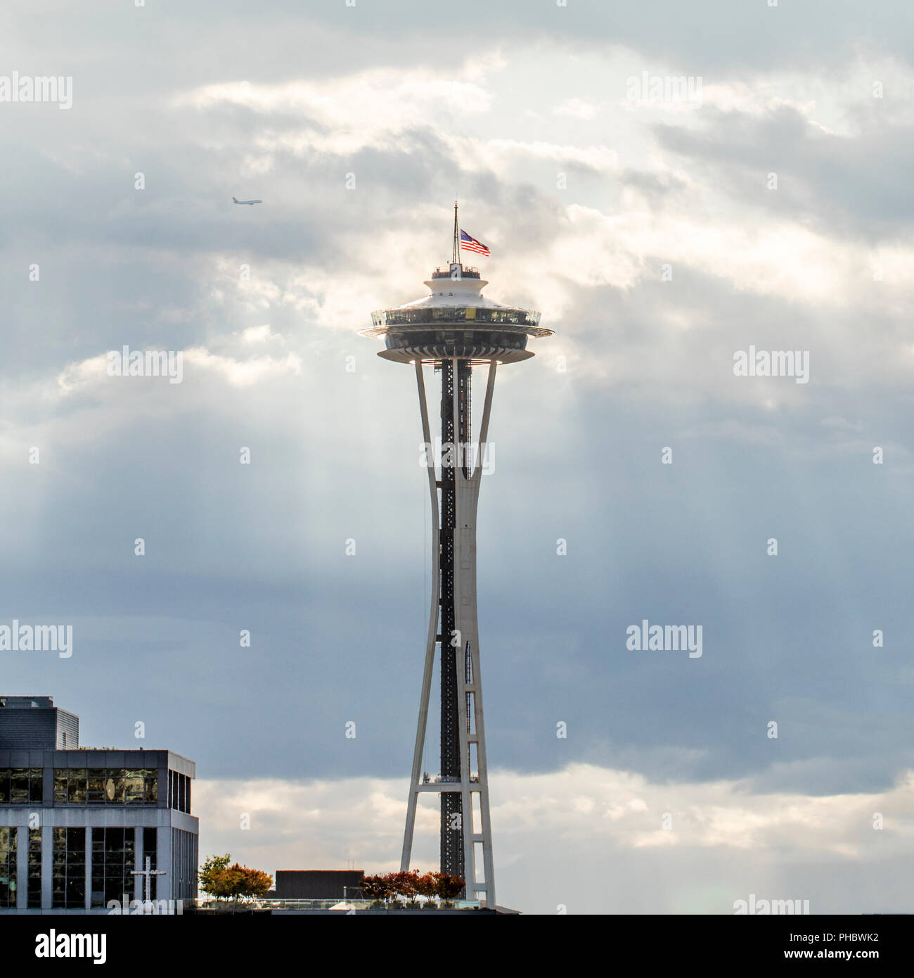 Rayons crépusculaires (aka Dieu Soleil) streaming sur la Space Needle de Seattle sous un ciel nuageux Banque D'Images
