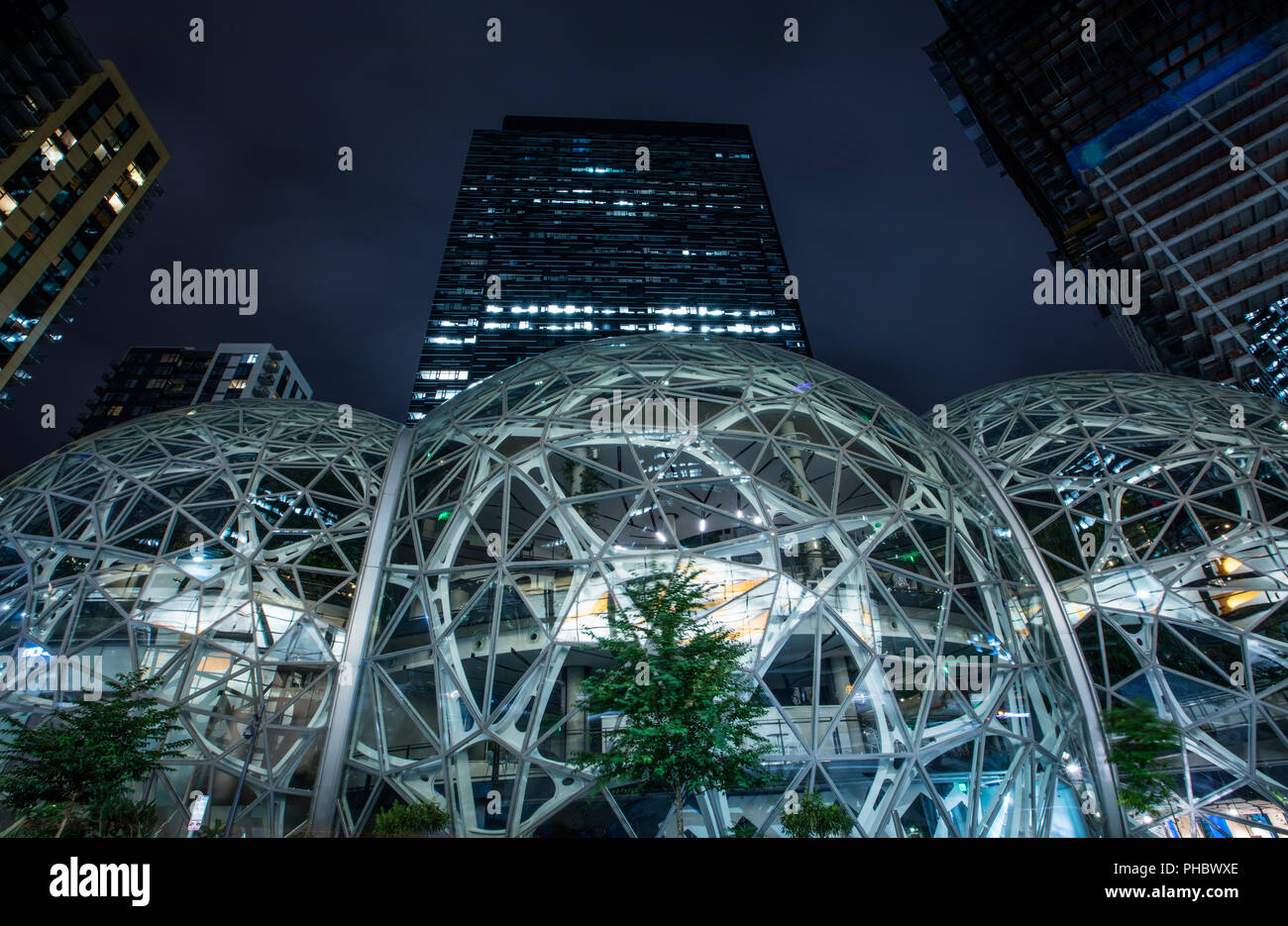 Les Sphères sur Amazon World Headquarters at night Banque D'Images
