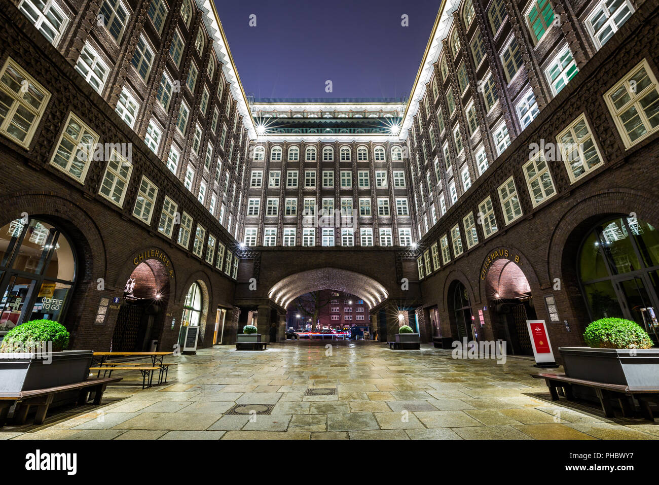 La Chilehaus (La Maison du Chili) office building at night, Hambourg, Allemagne, Europe Banque D'Images