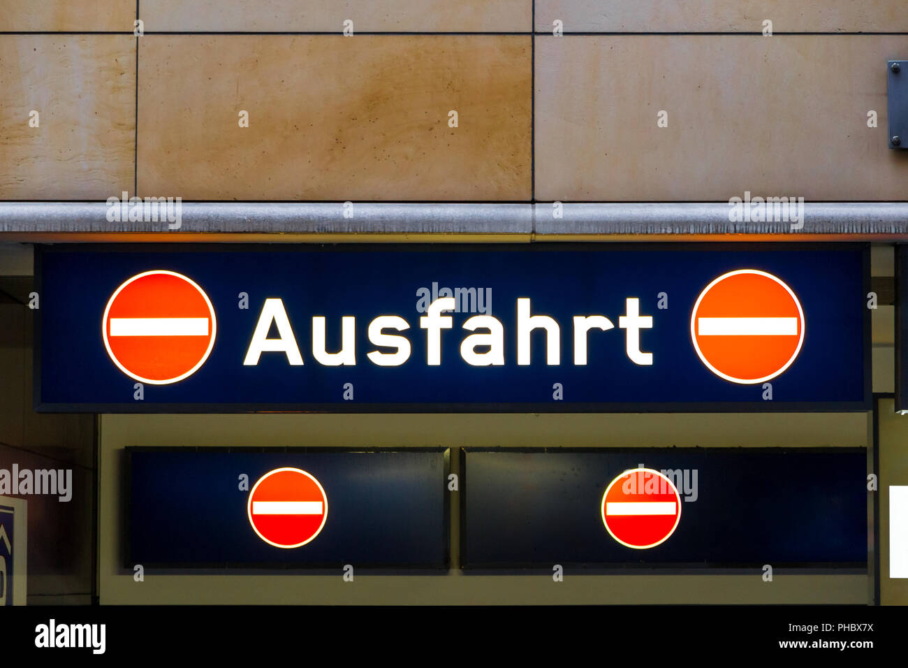 Ausfahrt (sortie du véhicule) et pas de signaux d'entrée à Berlin, Allemagne Banque D'Images