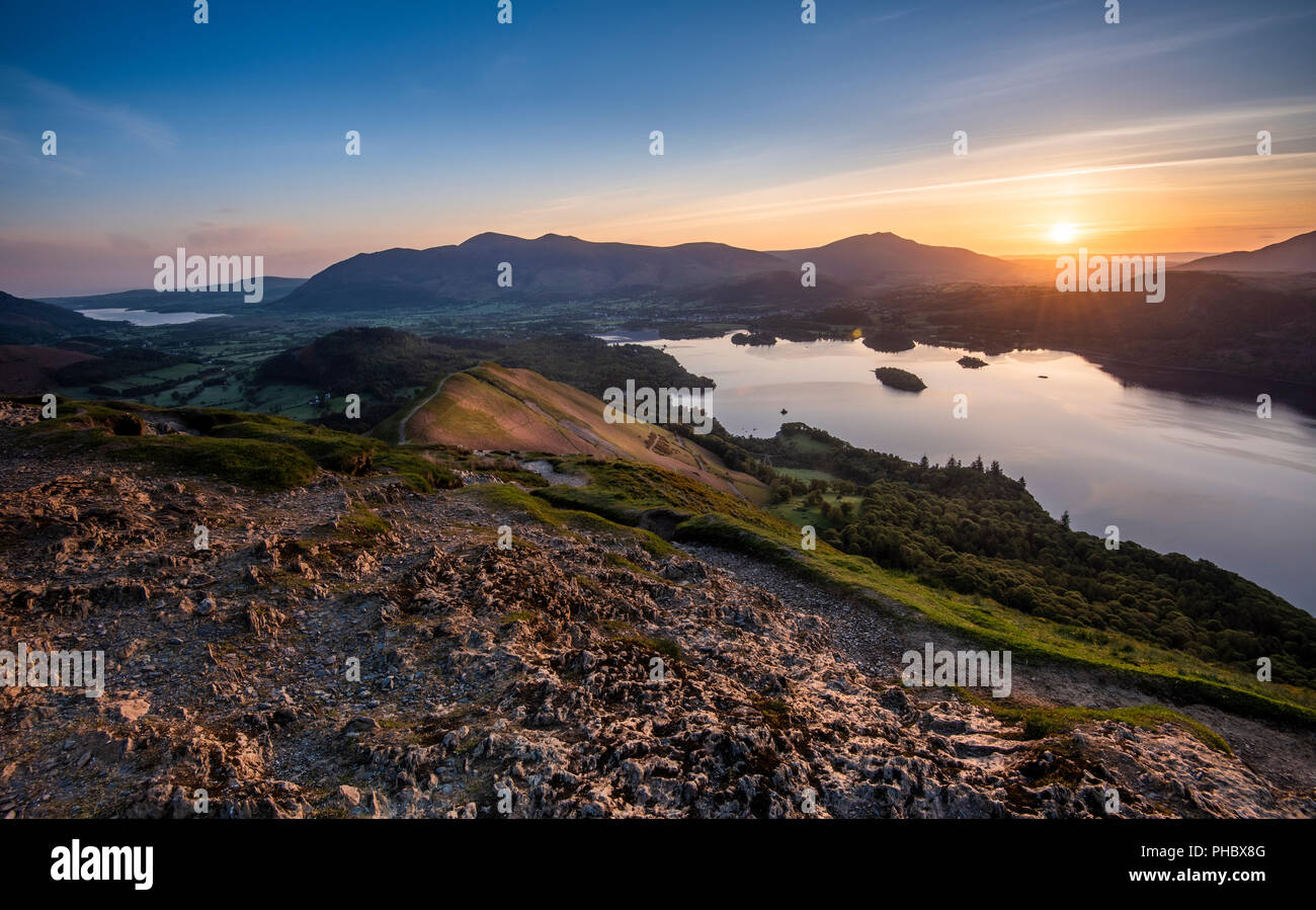 Lever du soleil sur Derwentwater depuis le sommet de Catbells près de Keswick, Parc National de Lake District, l'UNESCO, Cumbria, Angleterre, Royaume-Uni Banque D'Images