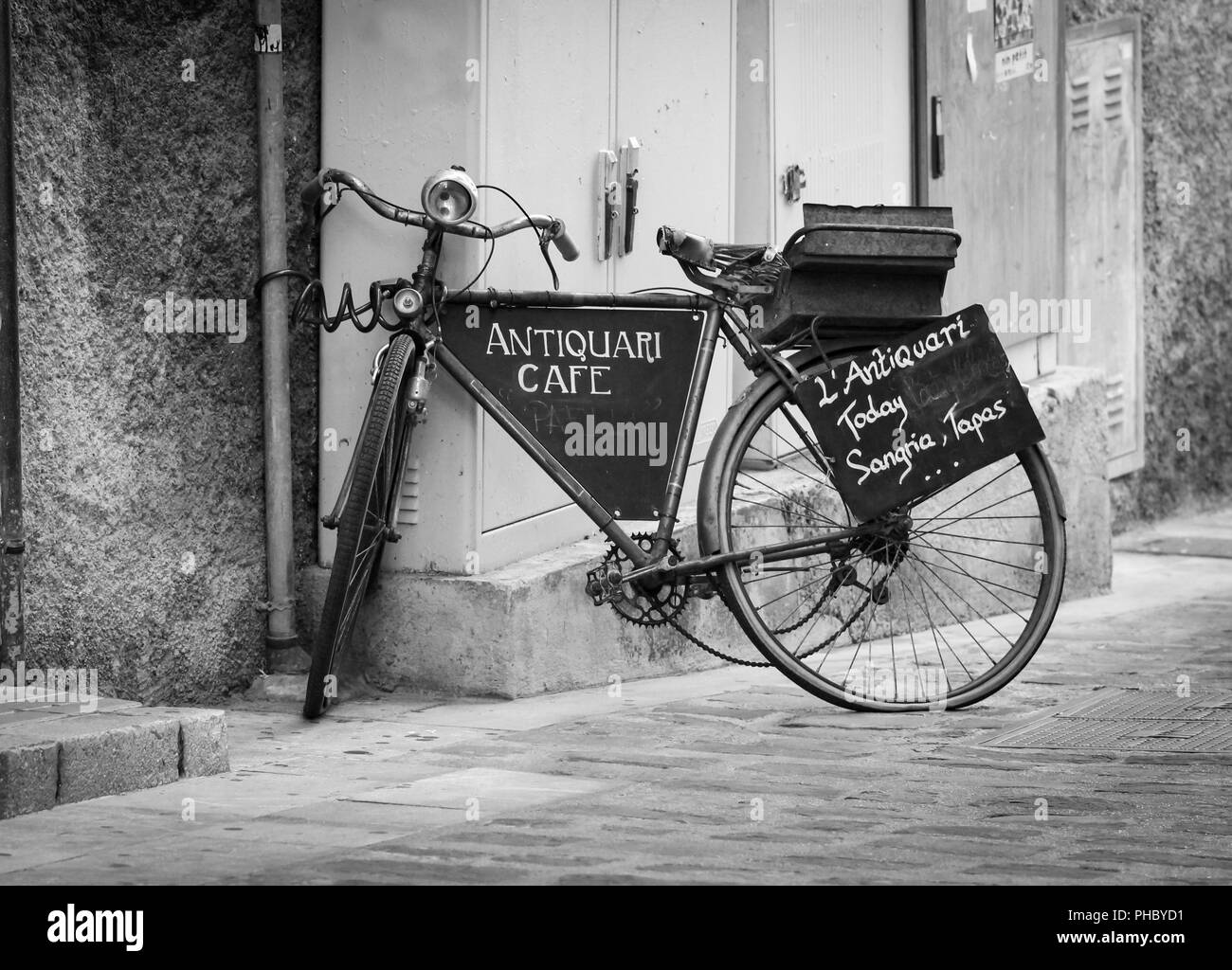 Vieux vélo sur mur de la maison Banque D'Images