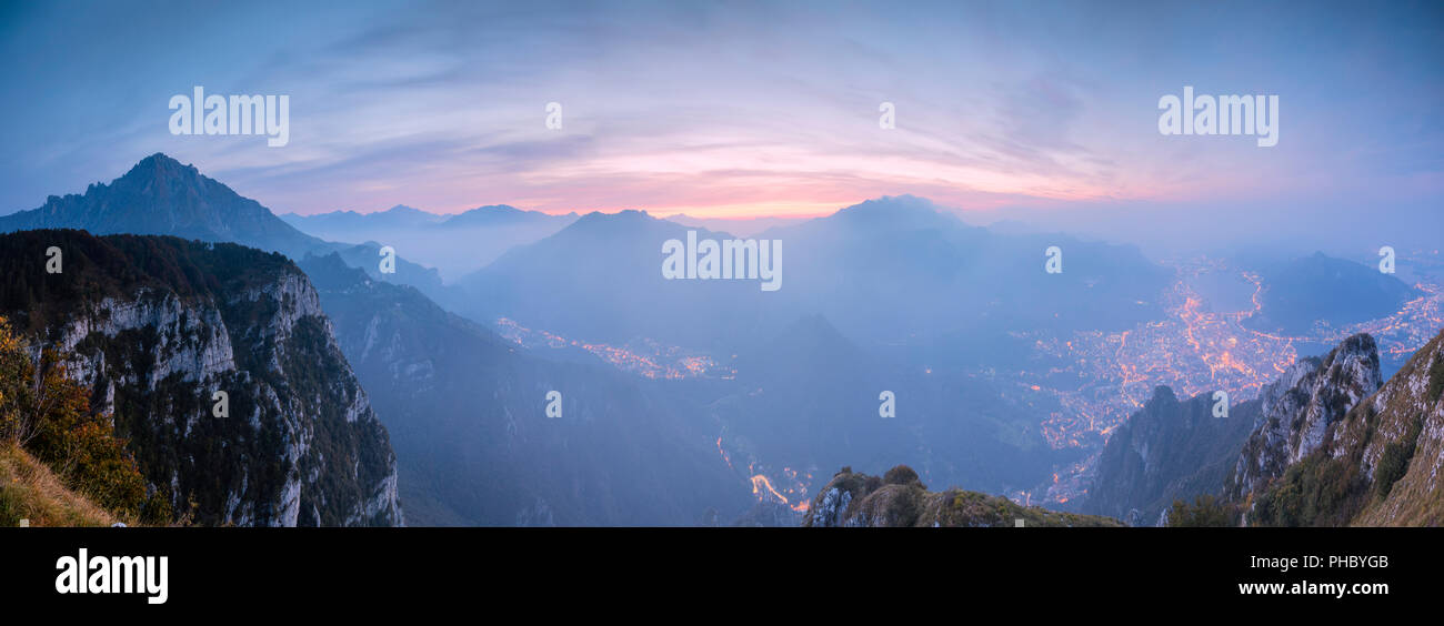 Vue panoramique de Lecco, Monte Resegone et Grigna de Monte Coltignone à l'aube, Valsassina, Lombardie, Alpes italiennes, l'Italie, l'Europe Banque D'Images