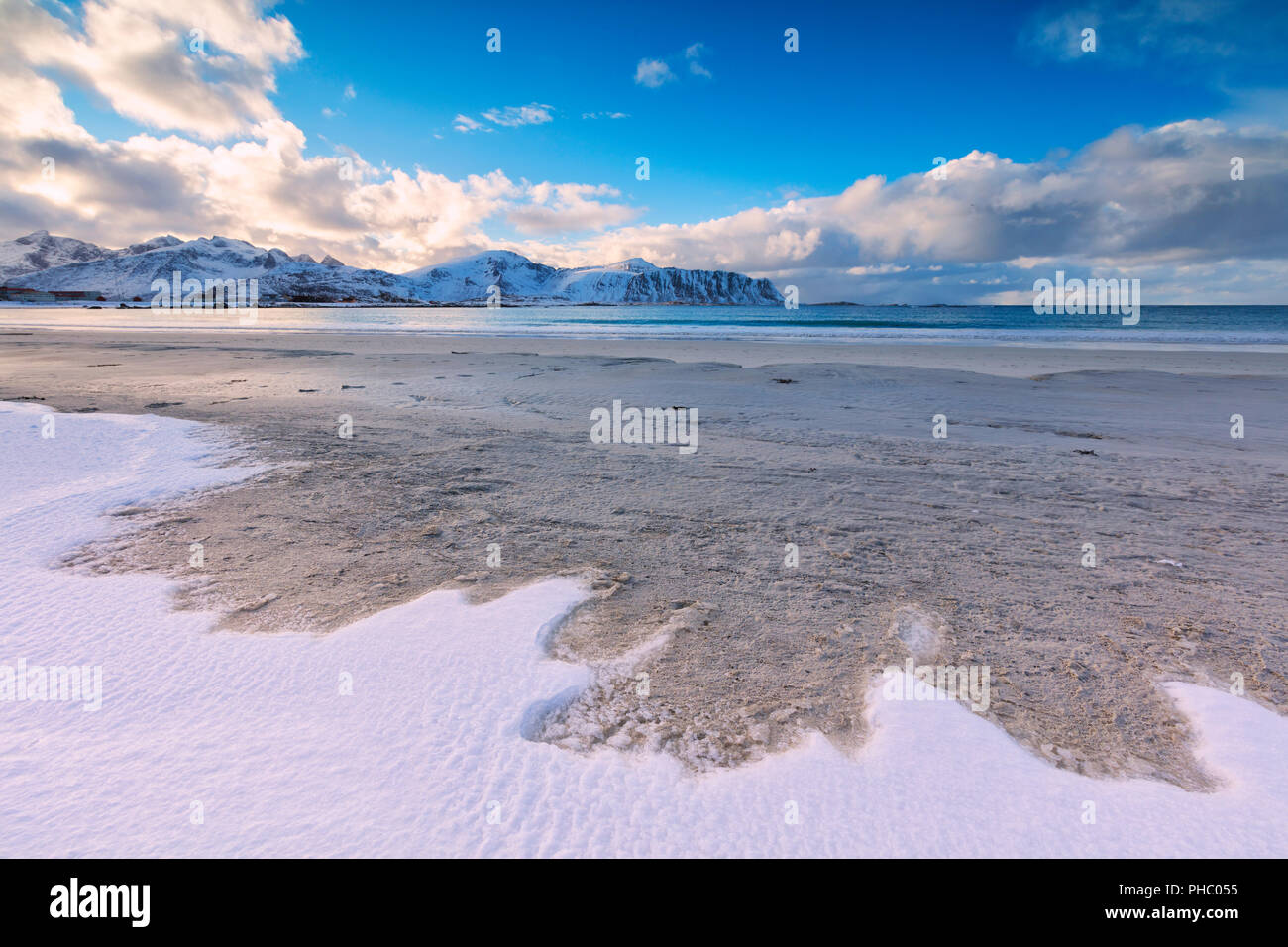 Neige sur une plage de sable, Ramberg, Flakstad municipalité, îles Lofoten, Nordland, Norvège, Europe Banque D'Images