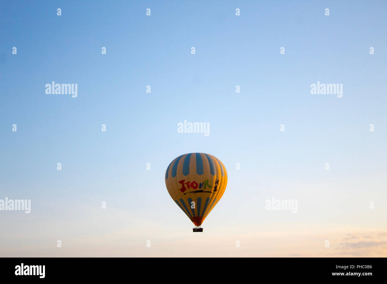 Un seul ballon flottant dans le ciel autour de Cappadoce, Turquie. Cela a été tourné juste après le lever du soleil. Banque D'Images