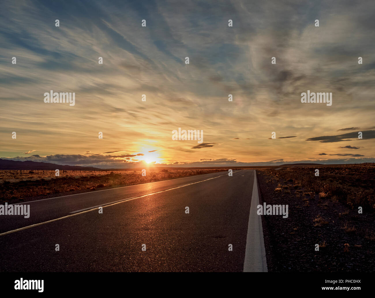 Ruta 40 près de la ville de Perito Moreno, coucher de soleil, Province de Santa Cruz, en Patagonie, Argentine, Amérique du Sud Banque D'Images