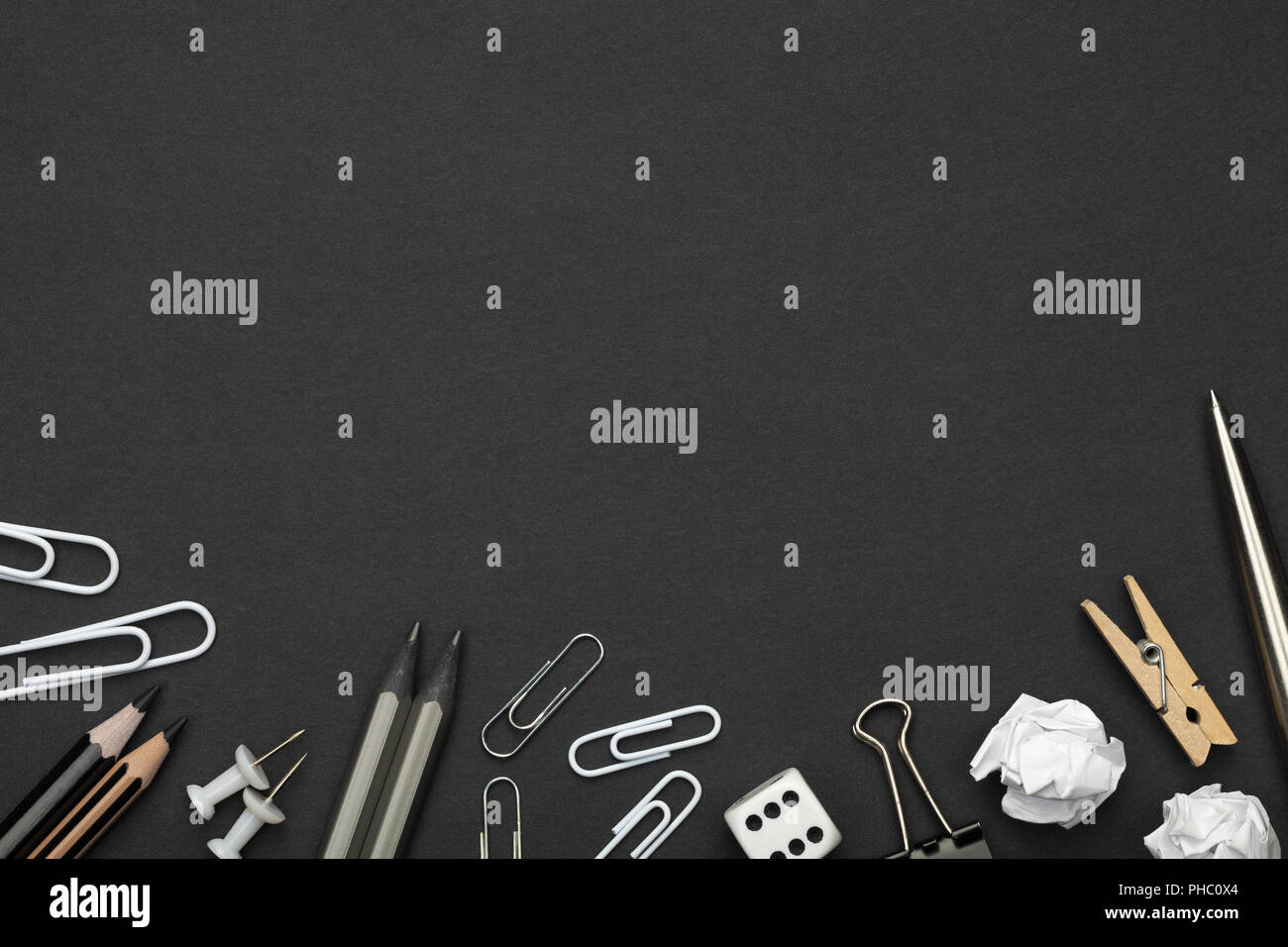 Accessoires de bureau sur fond de papier noir Banque D'Images