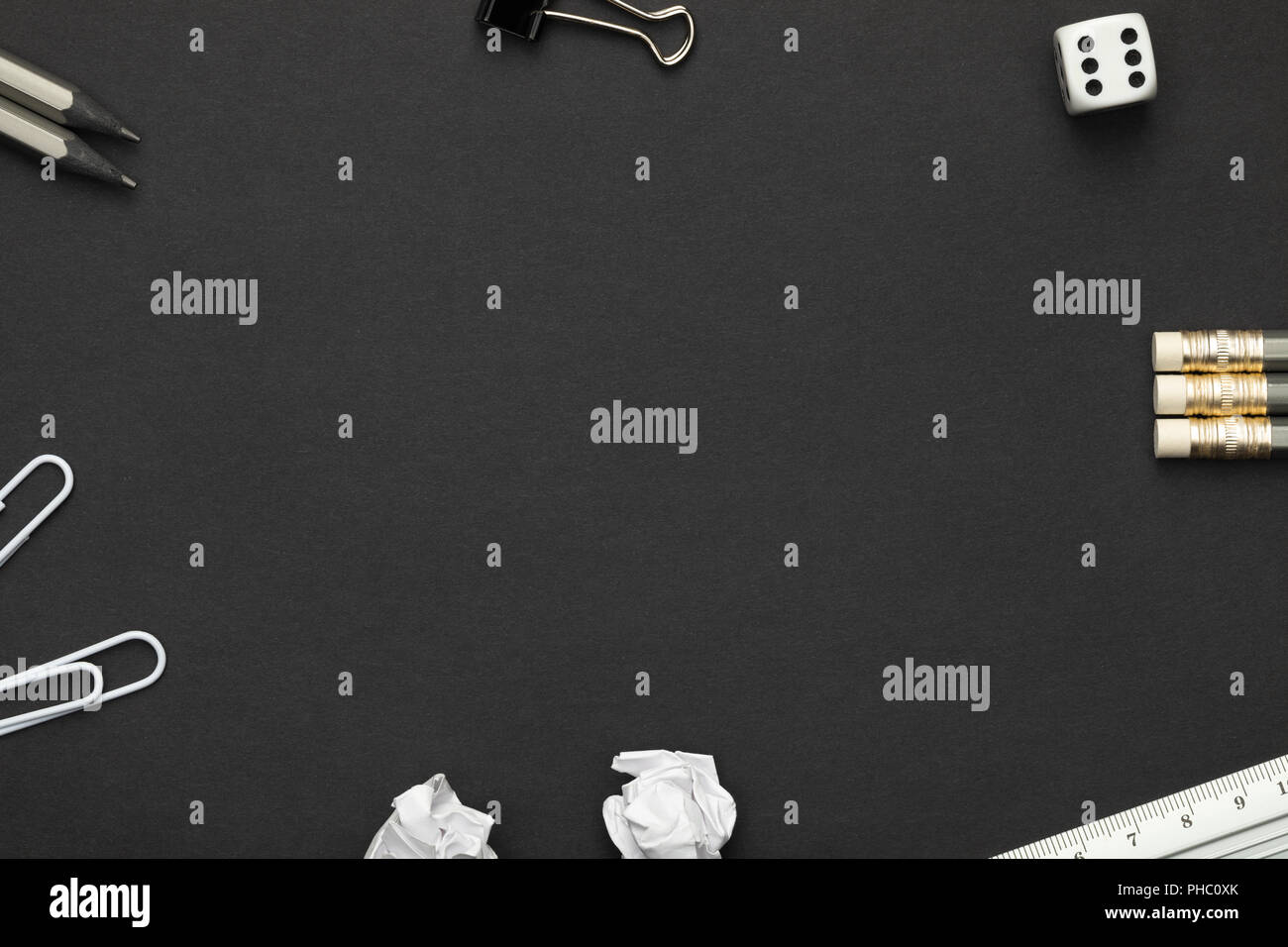 Accessoires de bureau sur fond de papier noir Banque D'Images