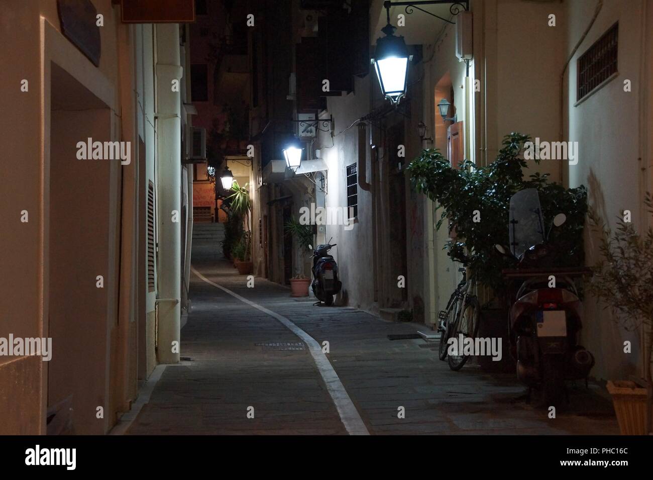 Moto à dormir dans la rue la nuit Banque D'Images