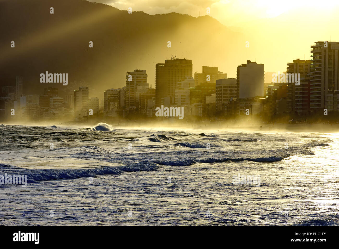 Coucher du soleil les lumières à la plage d'Ipanema Banque D'Images