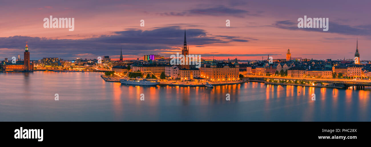 La ville de Stockholm, capitale de la Suède, vues du point de vue Monteliusvagen au crépuscule, un soir d'été. Banque D'Images