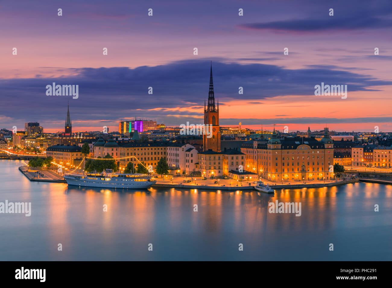 La ville de Stockholm, capitale de la Suède, vues du point de vue Monteliusvagen au crépuscule, un soir d'été. Banque D'Images