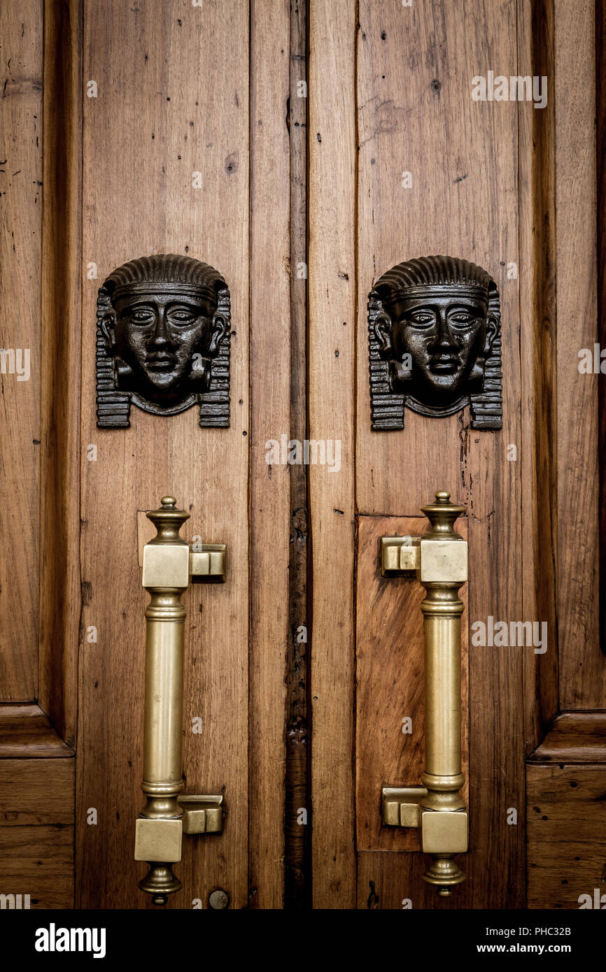 Têtes de sphinx à l'entrée porte en bois Banque D'Images