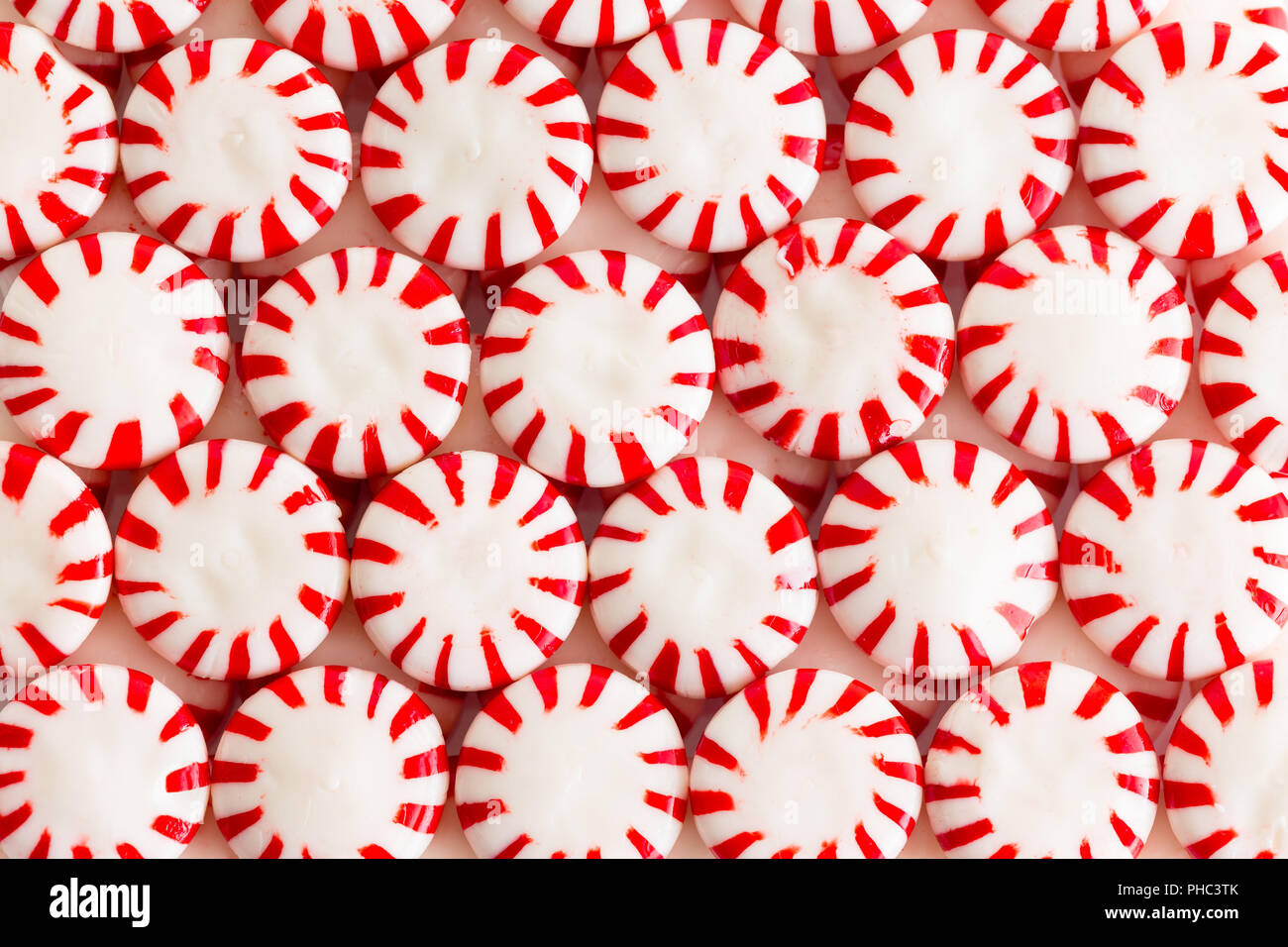 Rouge et blanc colorés ou aromatisés à la menthe menthe bonbons starlight dans un appartement plein de vie encore laïcs frame background Banque D'Images