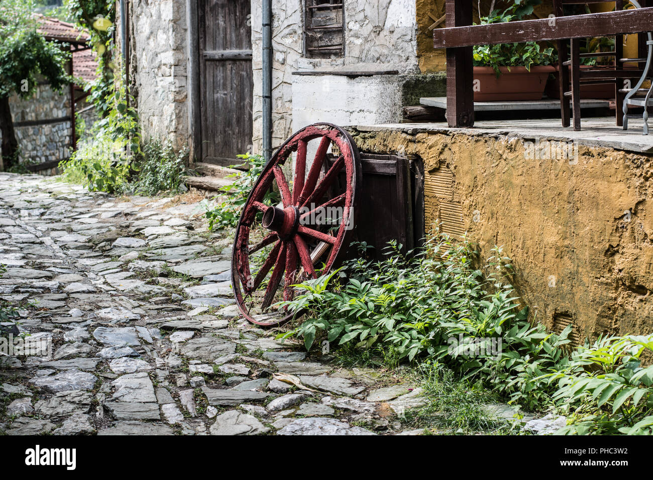 Roue en bois dans l'ancien village traditionnel grec Banque D'Images