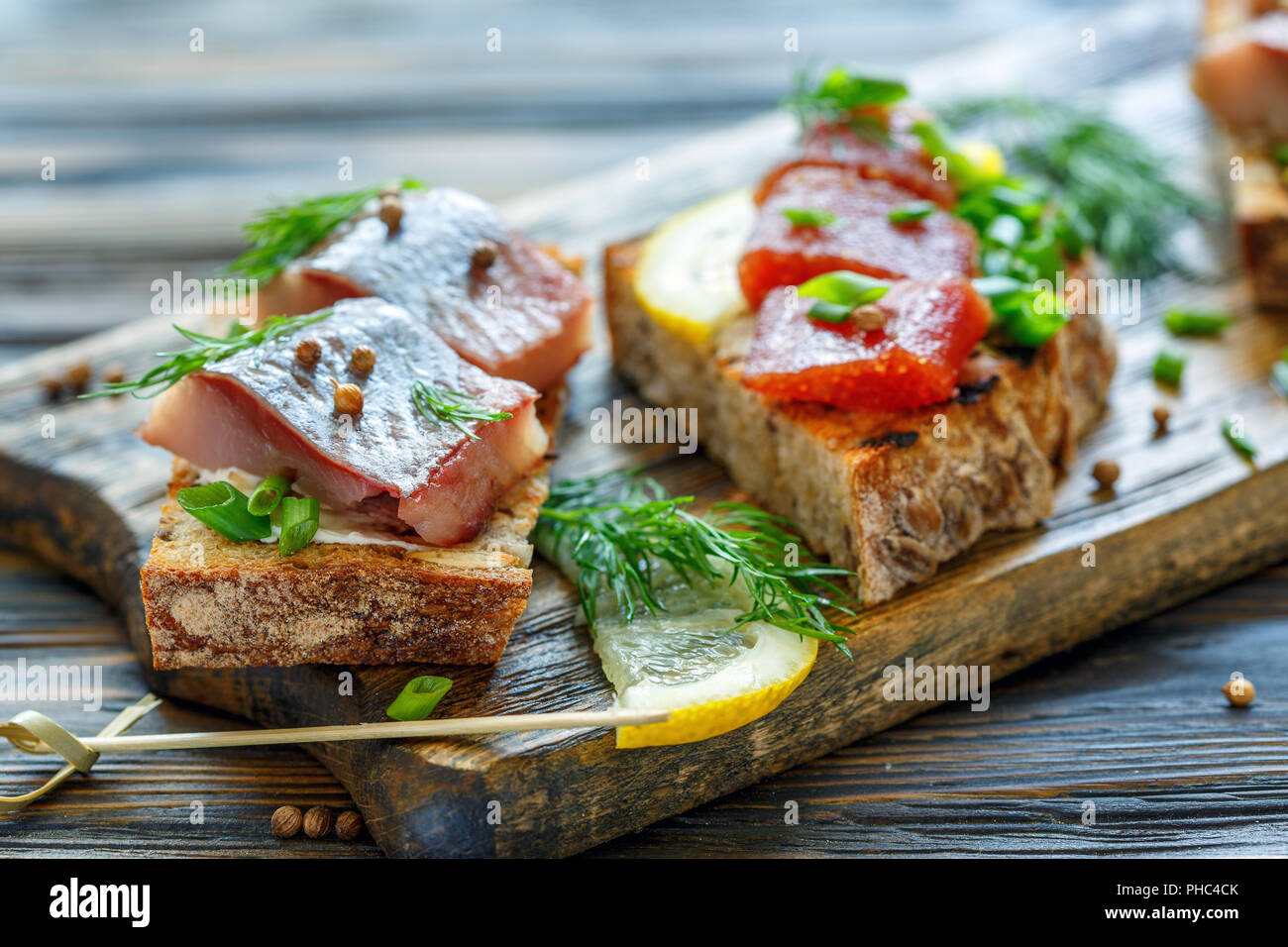 Toast avec du hareng, du caviar, l'oignon vert et l'aneth. Banque D'Images